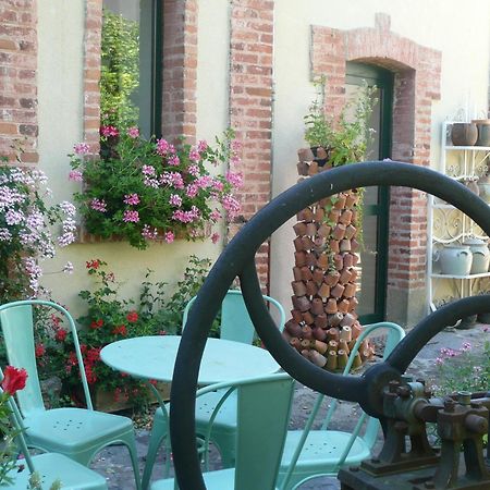 Bed and Breakfast Au Fond De La Cour Veyre-Monton Экстерьер фото
