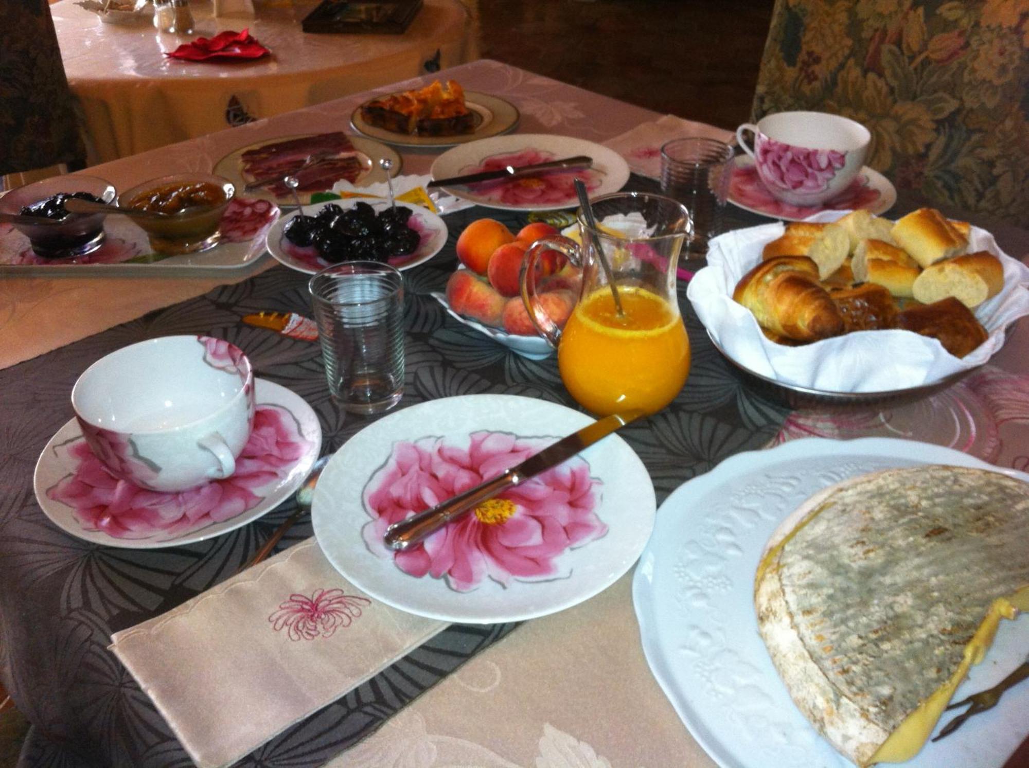 Bed and Breakfast Au Fond De La Cour Veyre-Monton Экстерьер фото
