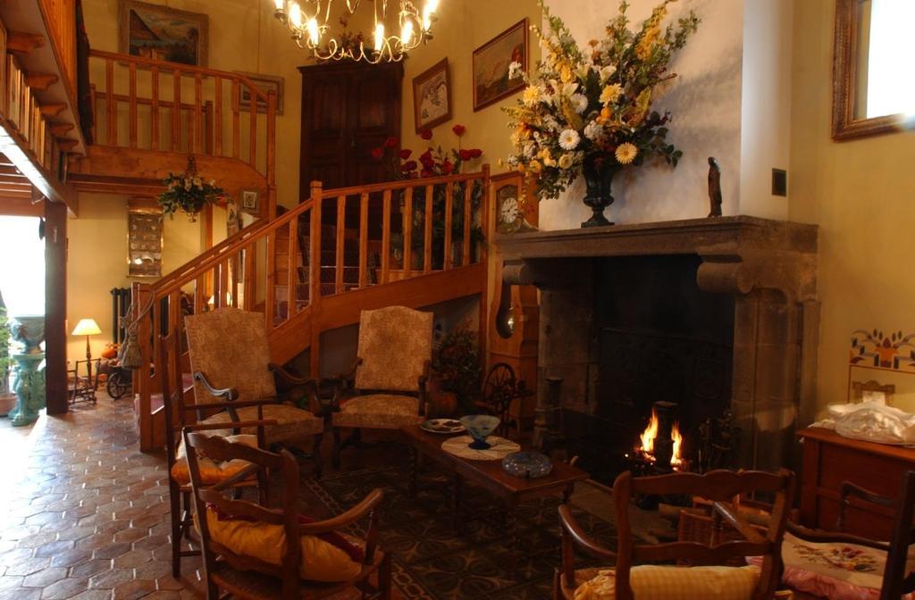 Bed and Breakfast Au Fond De La Cour Veyre-Monton Экстерьер фото